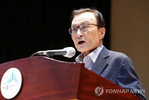 이해찬 더불어민주당 대표가 지난 24일 오후 세종시청 여민실에서 열린 세종시 착공 13주년 및 정책아카데미 200회 기념 명사특강에서 '세종시의 미래, 그리고 국가균형발전의 시대'의 주제로 강연하는 모습.<사진=연합뉴스>